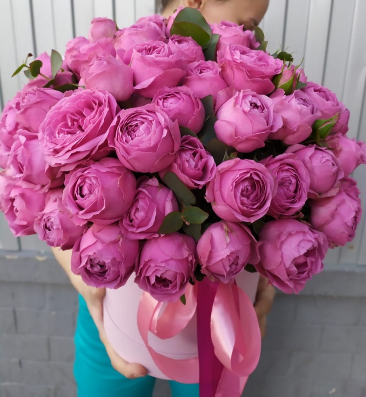 Шляпная коробочка с ароматными пионовидными розами