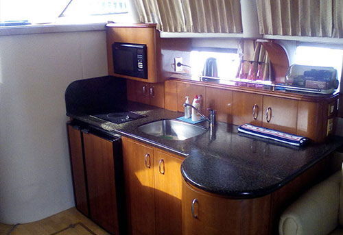 Яхта Carver, кухонная зона.