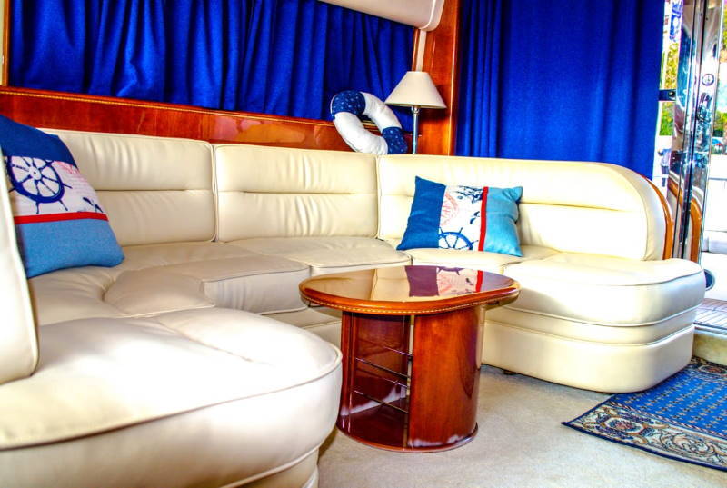 Яхта Грация, кожаный диван в кают-компании